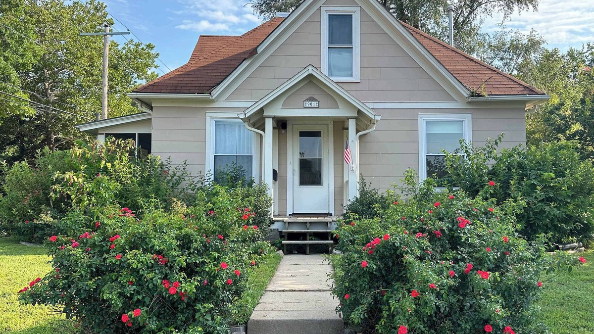 Manhattan House | Pet-Friendly 2BR | Fenced Yard | Near K-State & Aggieville