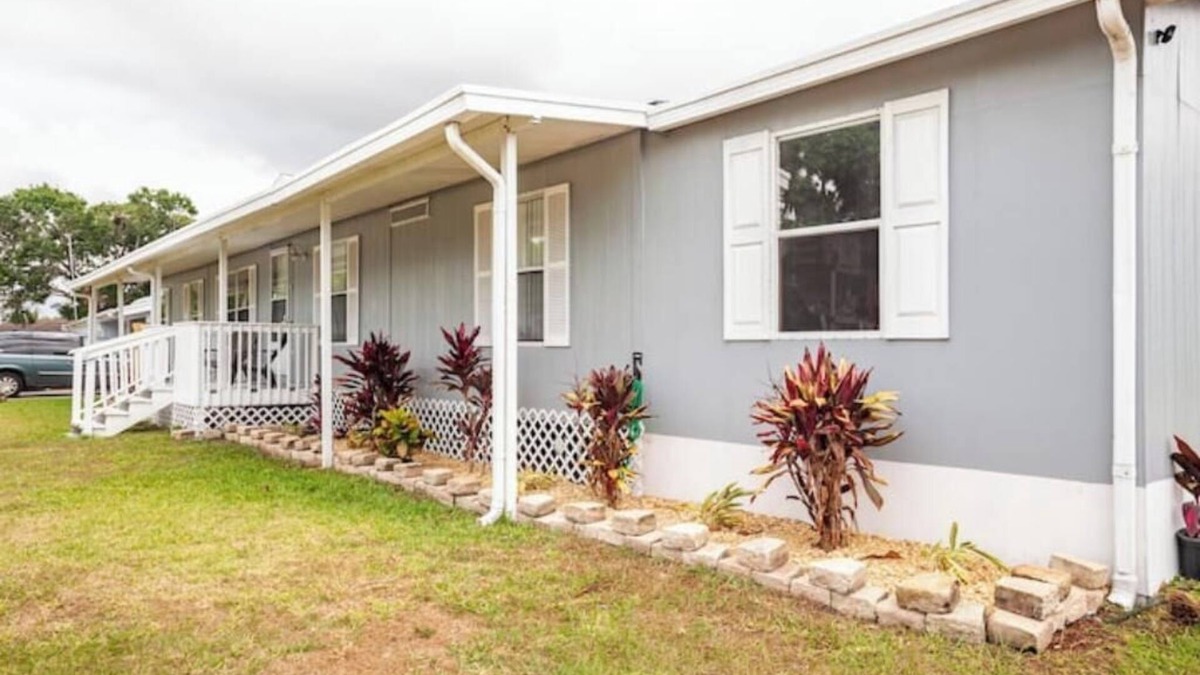 Taylor Creek House | Pet Friendly 3 Bed 2 bath Family Home on the Waternn