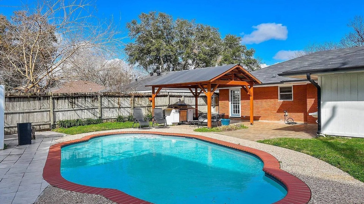 Willow Meadows/Willowbend Area House | Pet Friendly, 3 bedroom home, w/Pool & Games!