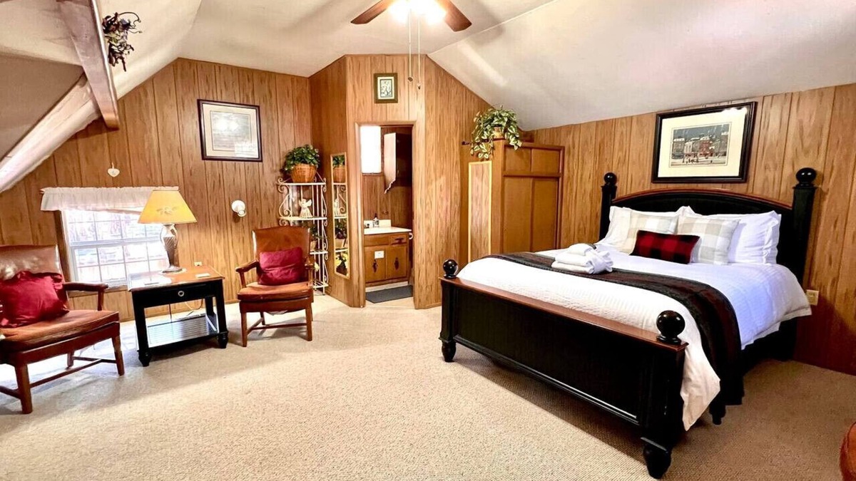 Bijou Pines Cabin | Pet-Friendly 3BR | Near Heavenly | Fenced Yard!