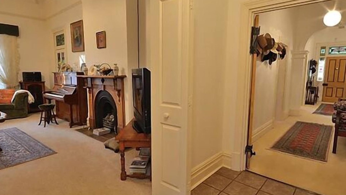 Napperby Bed & Breakfast | Pet Friendly 4 BR 1900's Country Villa accommodating up to nine guests.