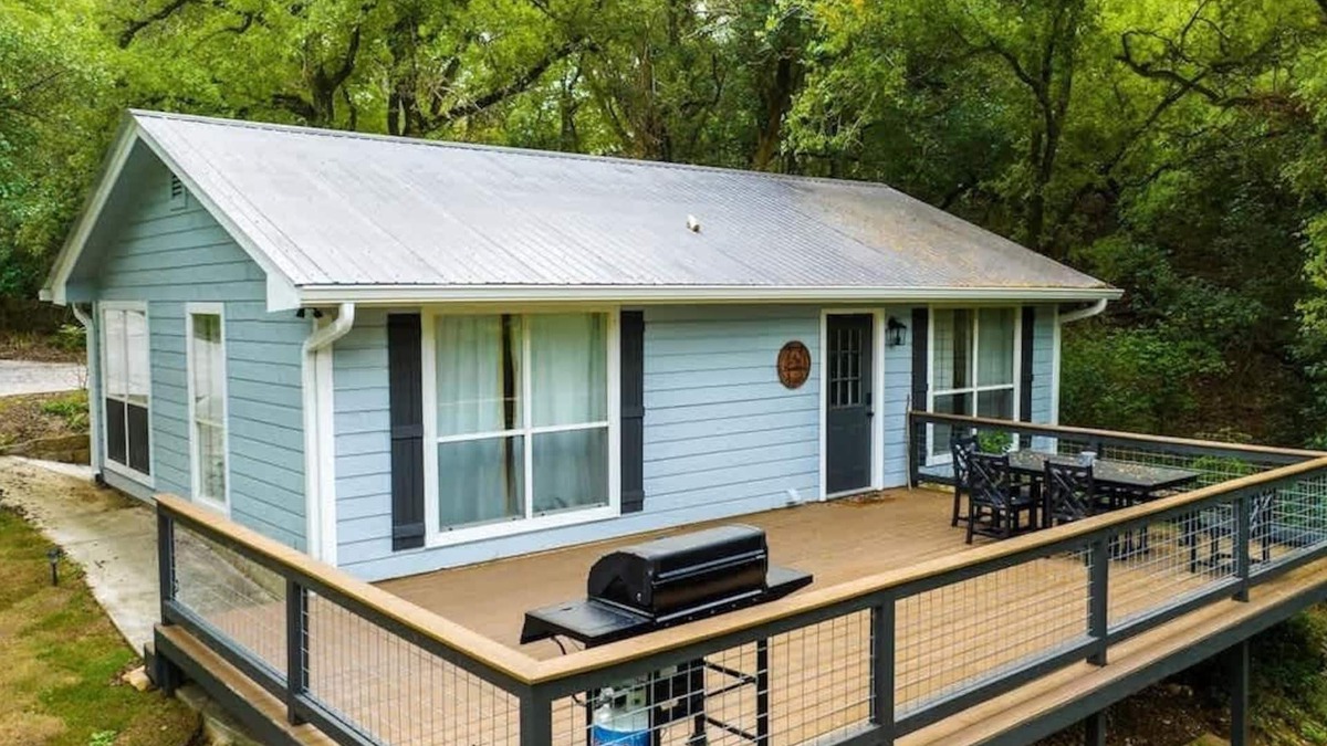 Kyle House | Pet Friendly 5 Homes Fire Pit Sleeps 30!