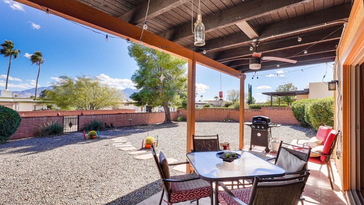 Green Valley Desert Meadows House | Pet-Friendly 55+ Green Valley Home w/Golf Gear!
