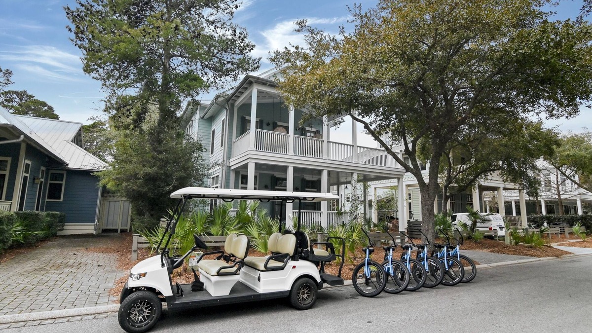 Watercolor House | Pet Friendly! 6 Seater Golf Cart, 6 bikes! Next to Waterpark & Beach!