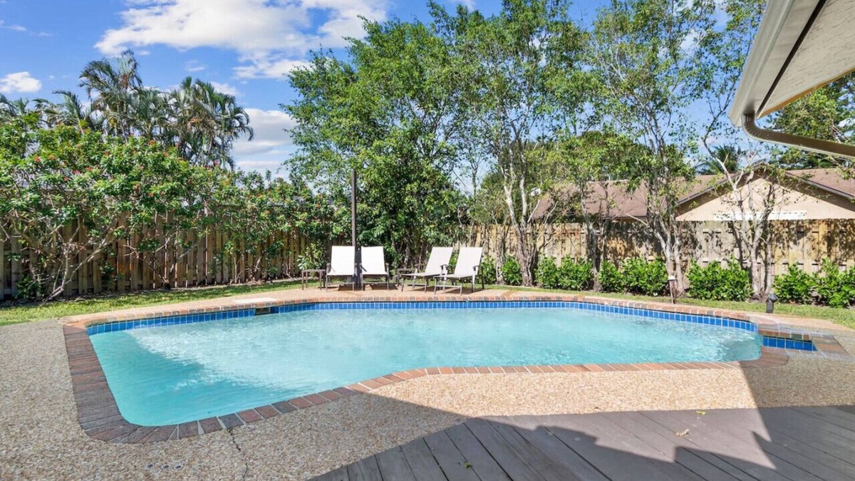 Tropic Palms Apartment | Pet Friendly 8 Min to Atl