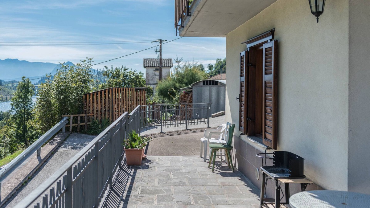 Baselga di Pine Apartment | Pet-Friendly Apartment 'Tra i Due Laghi' with Lake View & Terrace