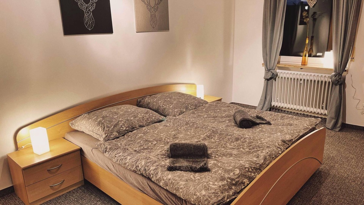 Selb House | Pet-Friendly Apartment "Bienenkorb" with Garden, Tiled Stove & Wi-Fi