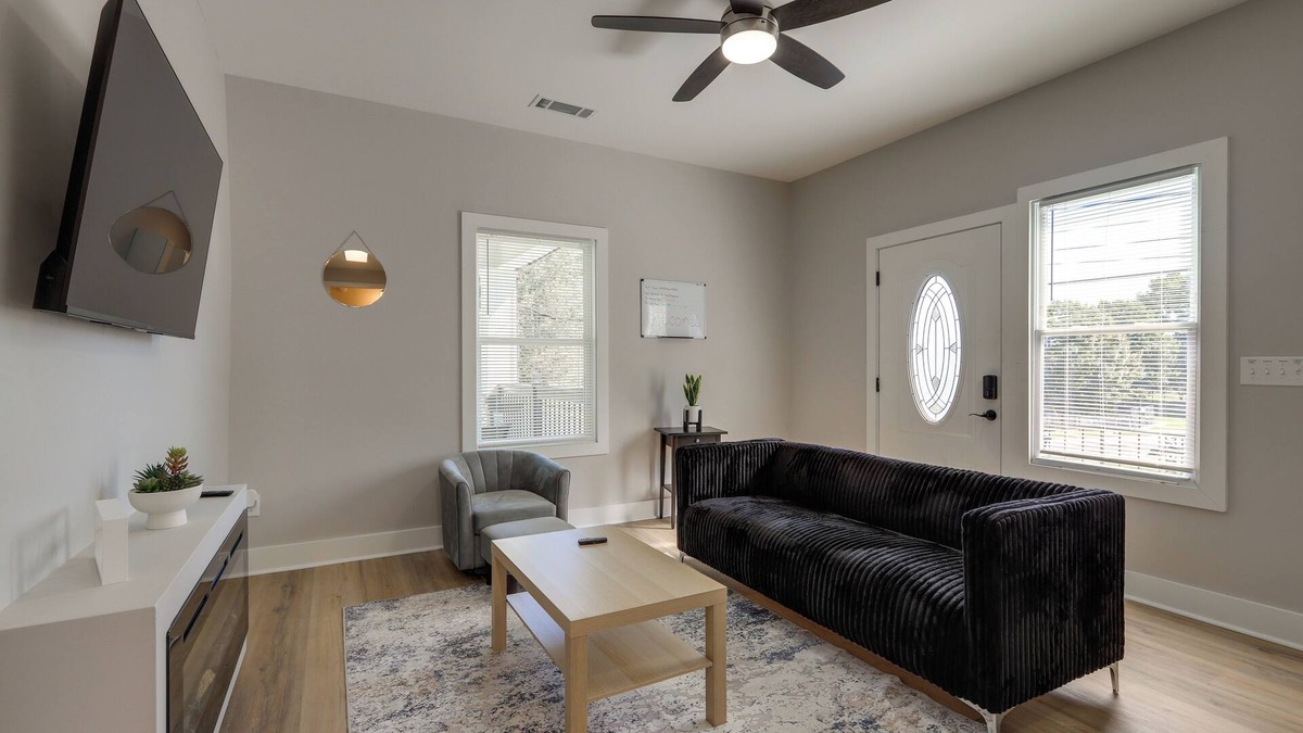 College Park Apartment | Pet-Friendly ATL Hub - 9 Mi to Downtown