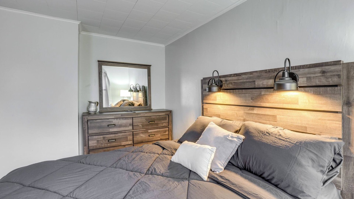 Auburn Apartment | Pet-friendly Auburn Apartment w/Balcony!