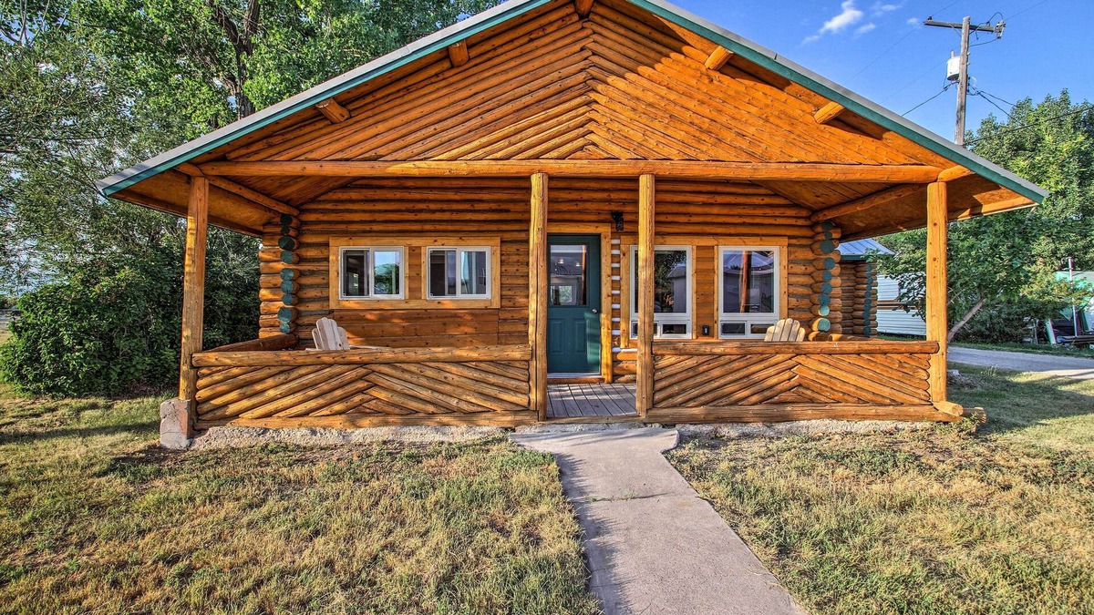 Augusta Cabin | Pet-Friendly Augusta Cabin - Walk to Main Street!