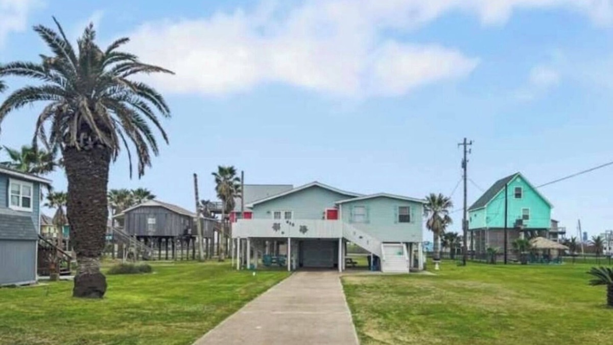Surfside Beach House | Pet-Friendly Beach House w/Yard, Games, Screened Porch & Walk to Beach!