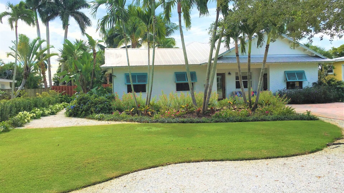 Lake Park House | Pet Friendly Beachy Home in the Heart of Naples! Multi Month Discount!