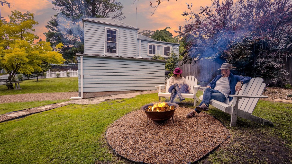 Mount Victoria Cottage | Pet-Friendly Blue Mountains Cottage with Indoor Fireplace