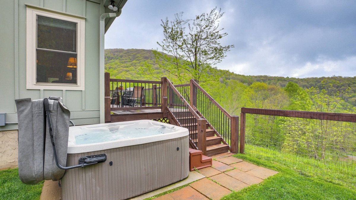 Todd Cabin | Pet-Friendly Boone Cabin w/Mtn Views & Hot Tub!