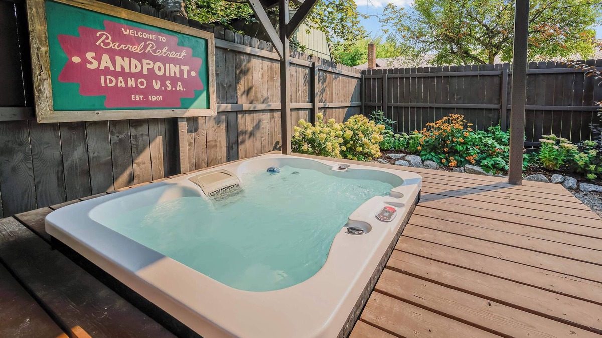 Sandpoint House | Pet friendly Boutique Townhome - Sauna & Hot tub