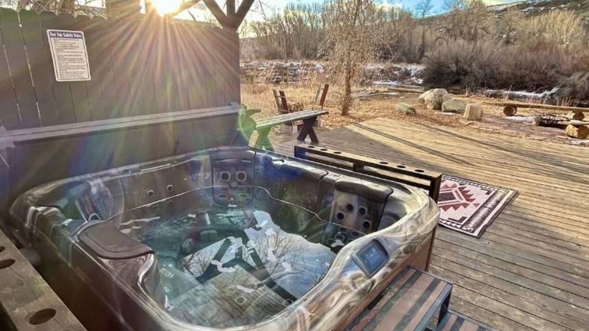 Dubois Cabin | Pet-Friendly Cabin - Queen Beds, Hot Tub, Free Parking & Scenic River Setting