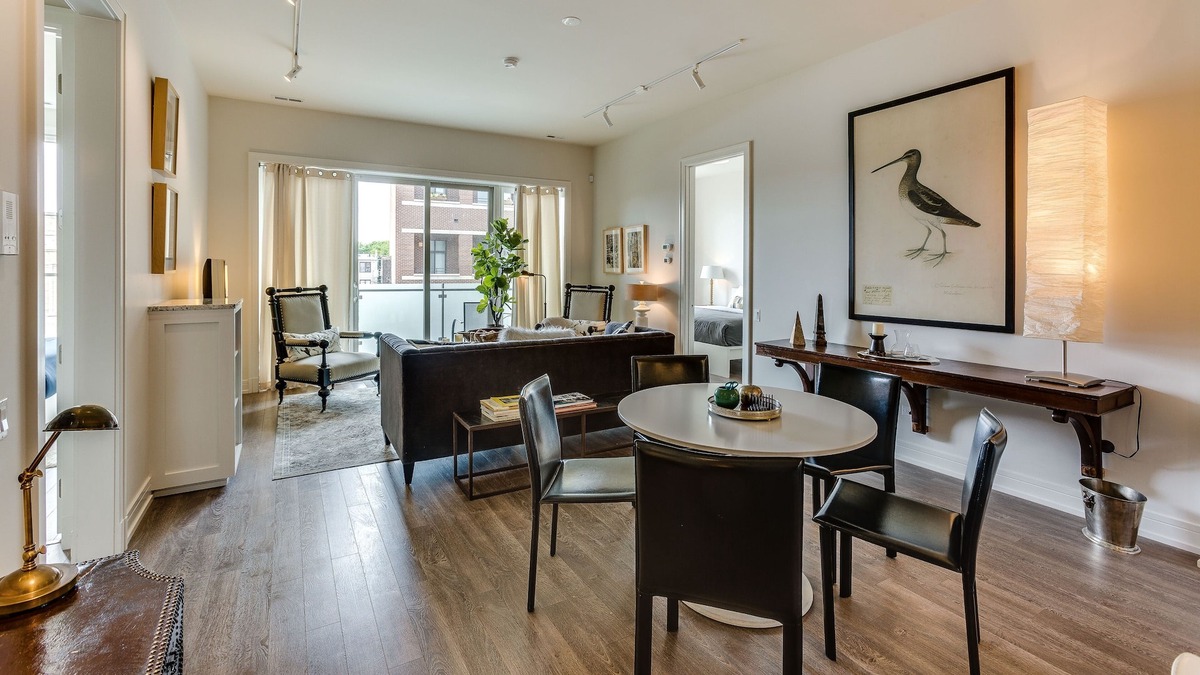 Sheridan Park House | Pet Friendly! Can You Smell the Popcorn and Peanuts? One Mile from Wrigley Field and Room for All the Super Fans! by RedAwning