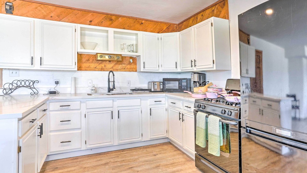 Chino Valley Cabin | Pet-Friendly Chino Valley Cabin w/Game Room!