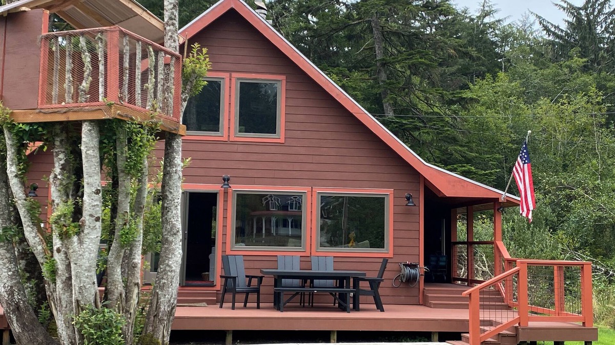 Neahkahnie Beach House | Pet friendly close to beach and gazebo with fireplace