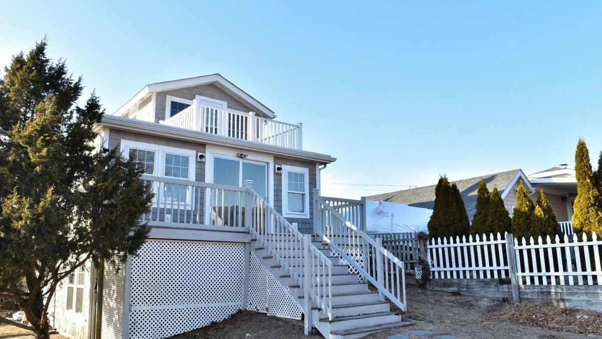 Snug Harbor Cottage | Pet friendly cottage in Snug Harbor, South Kingstown - Perfect family getaway!