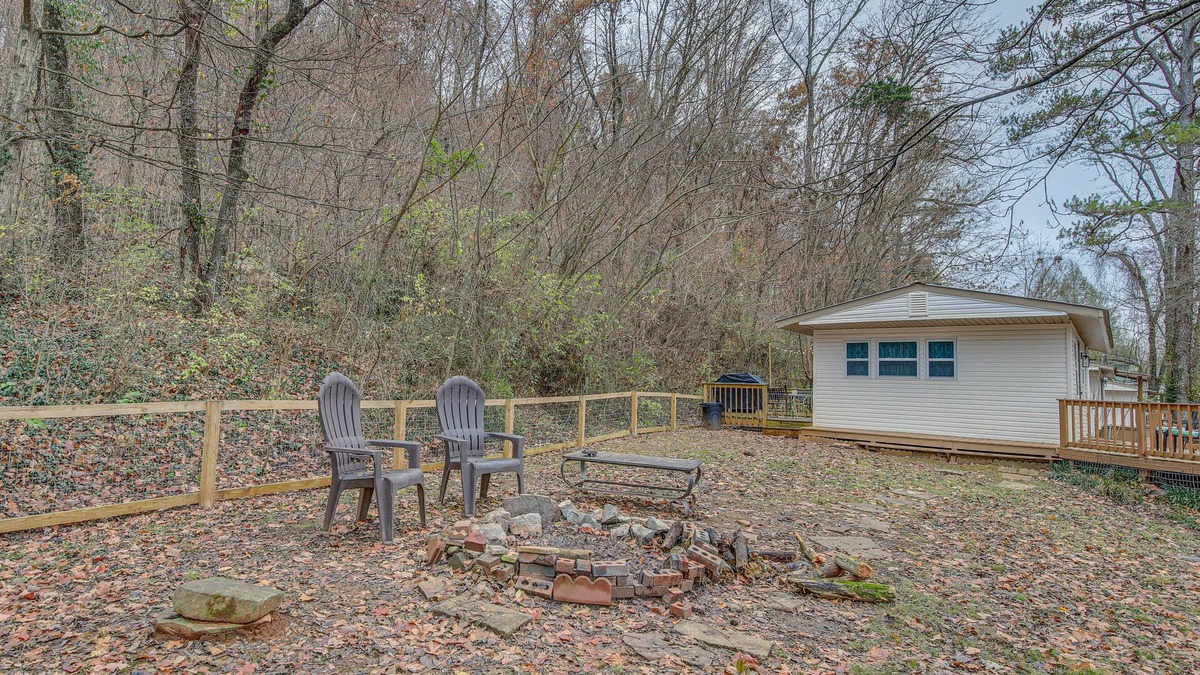 Ashley Oaks Cottage | Pet-Friendly Cottage ~ 8 Mi to Downtown Knoxville!