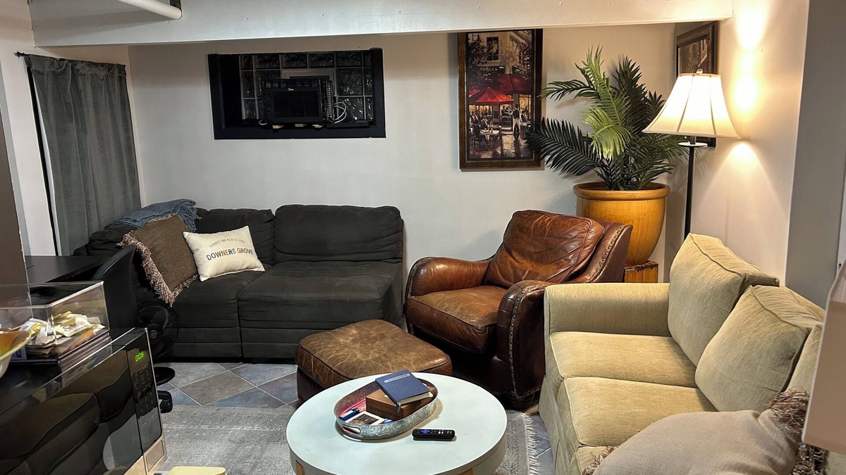 Downers Grove Apartment | Pet Friendly-Cozy 1-bedroom apartment just 6 minutes drive to Morton Arboretum