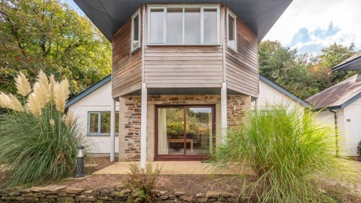 Carnon Downs Cottage | Pet friendly Croft Cottage