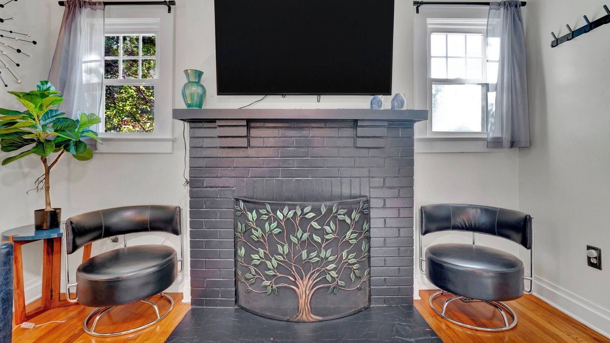 Clinton Cottage | Pet Friendly Cute Cottage - Walk to PC/Downtown