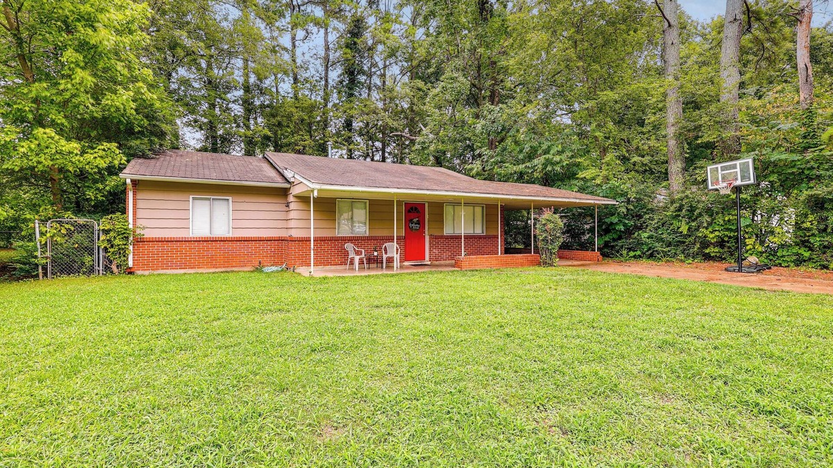 Decatur House | Pet-Friendly Decatur House Near Huntsville!