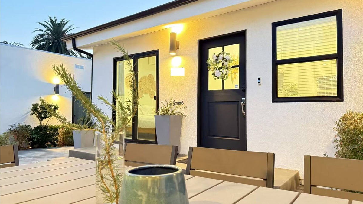 Mid Central House | Pet Friendly Designer House in Pasadena with Outdoor Kitchen & King Bed & AC