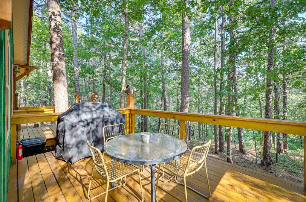 Eureka Springs House | Pet-Friendly Eureka Springs Rental with Private Deck