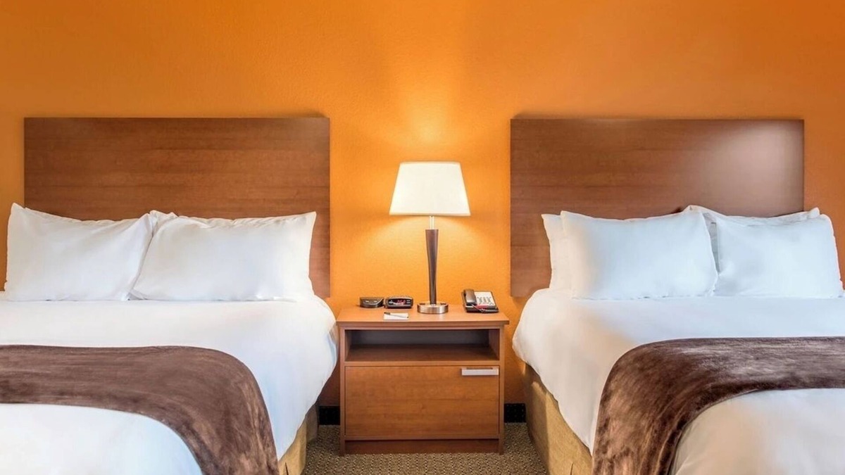 Aberdeen Hotel | Pet-Friendly Extended Stay Room – Dine, Shop, Explore Nearby