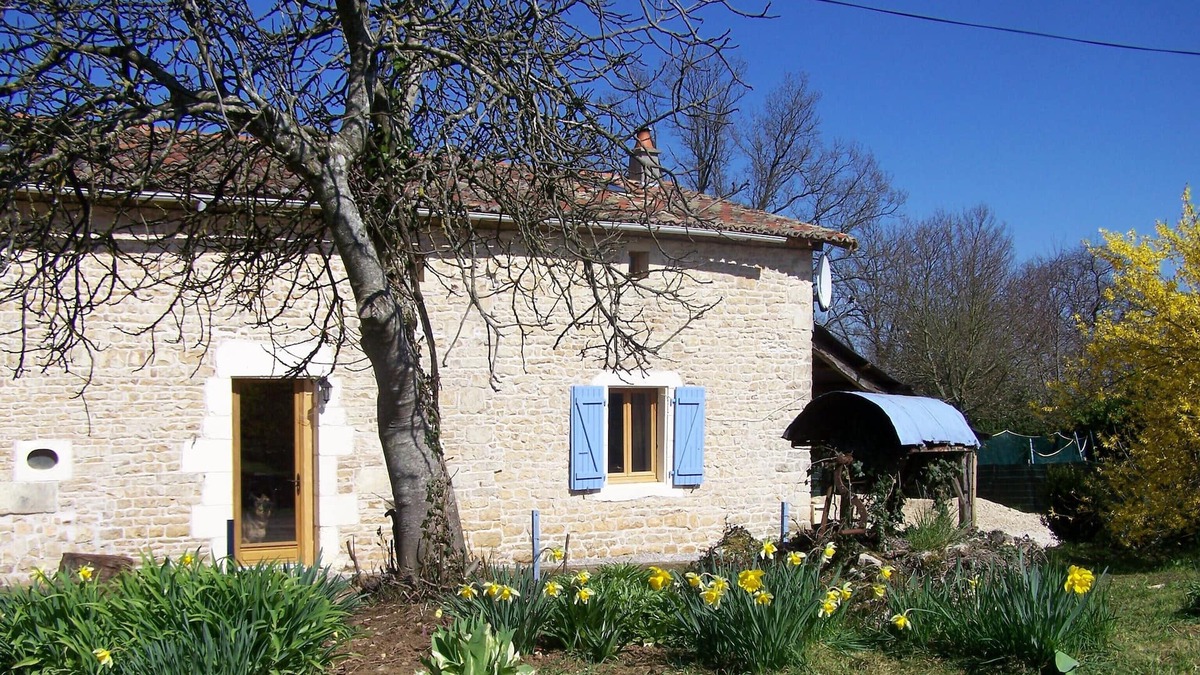 Saint-Coutant Cottage | Pet friendly-family friendly two bedroomed rural Gite in a quiet hamlet