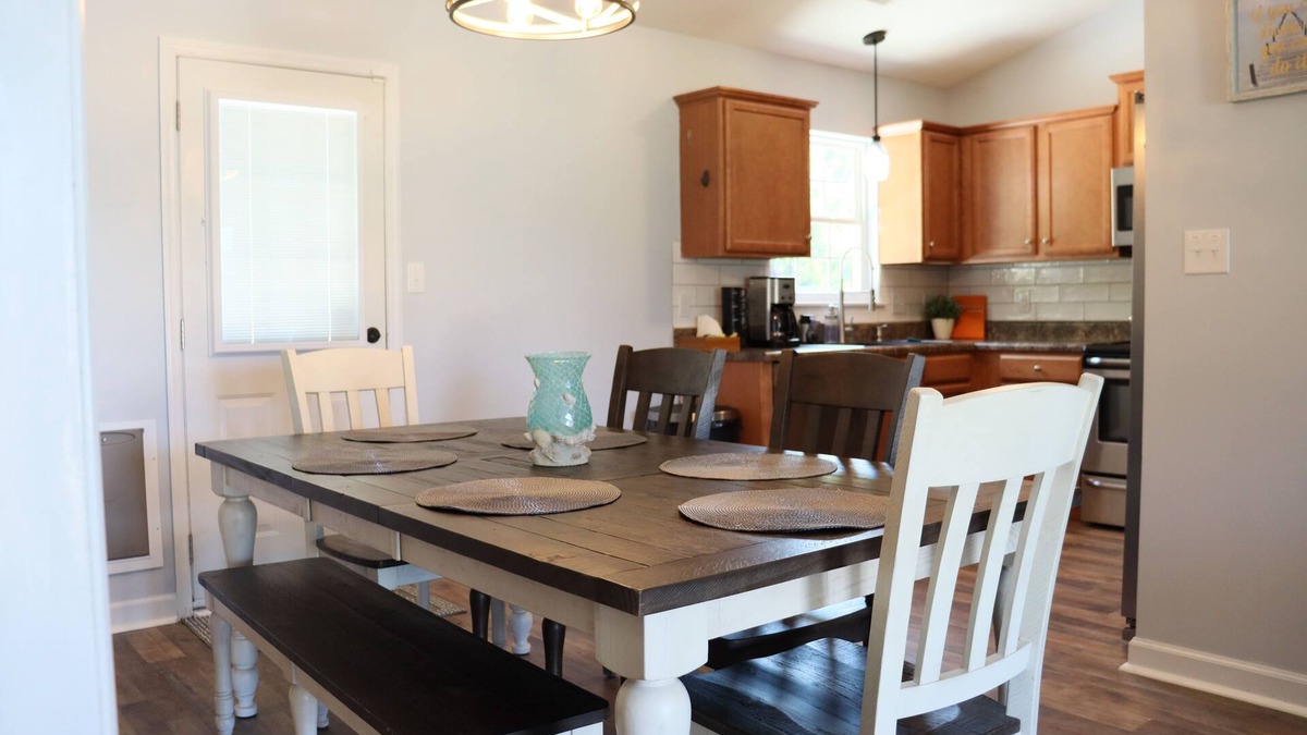 Westgate House | Pet-Friendly Family Retreat w/Fenced Yard 10 Mins to Camp Lejeune
