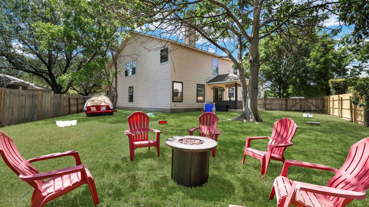 San Antonio House | Pet Friendly, Family Friendly, Huge Yard, Fire Pit, WiFi