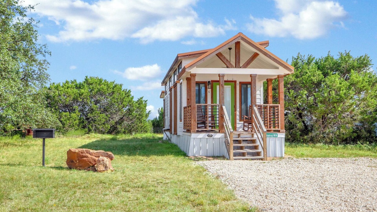 Lampasas House | Pet-Friendly Farmhouse Tiny Home w/Private Deck