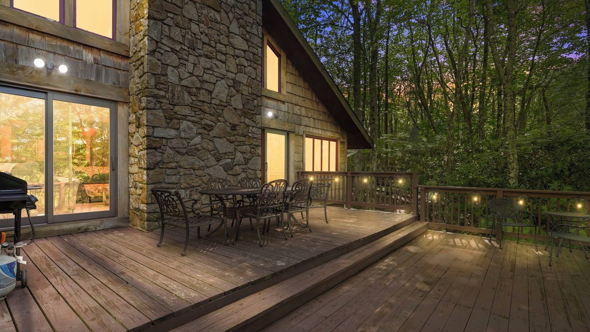 Beech Mountain Cabin | Pet Friendly, Fenced Yard, Hot Tub and Game Room! Close to Hiking and Beech Ski!