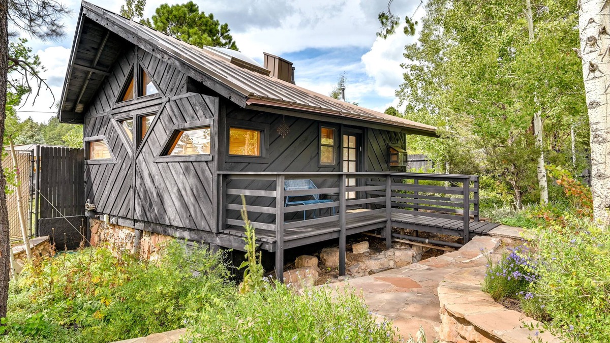 Flagstaff Apartment | Pet-Friendly Flagstaff Studio Cabin w/Patio