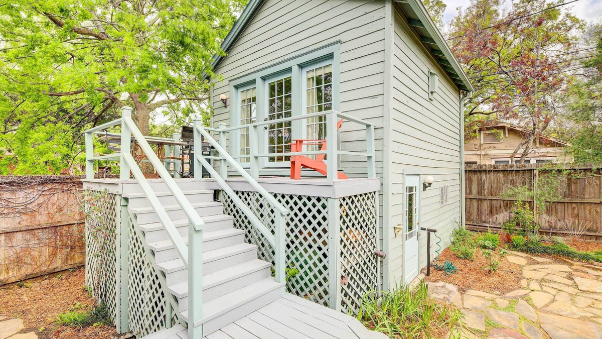 Woodland Heights Apartment | Pet-Friendly Garden Studio in Woodland Heights!