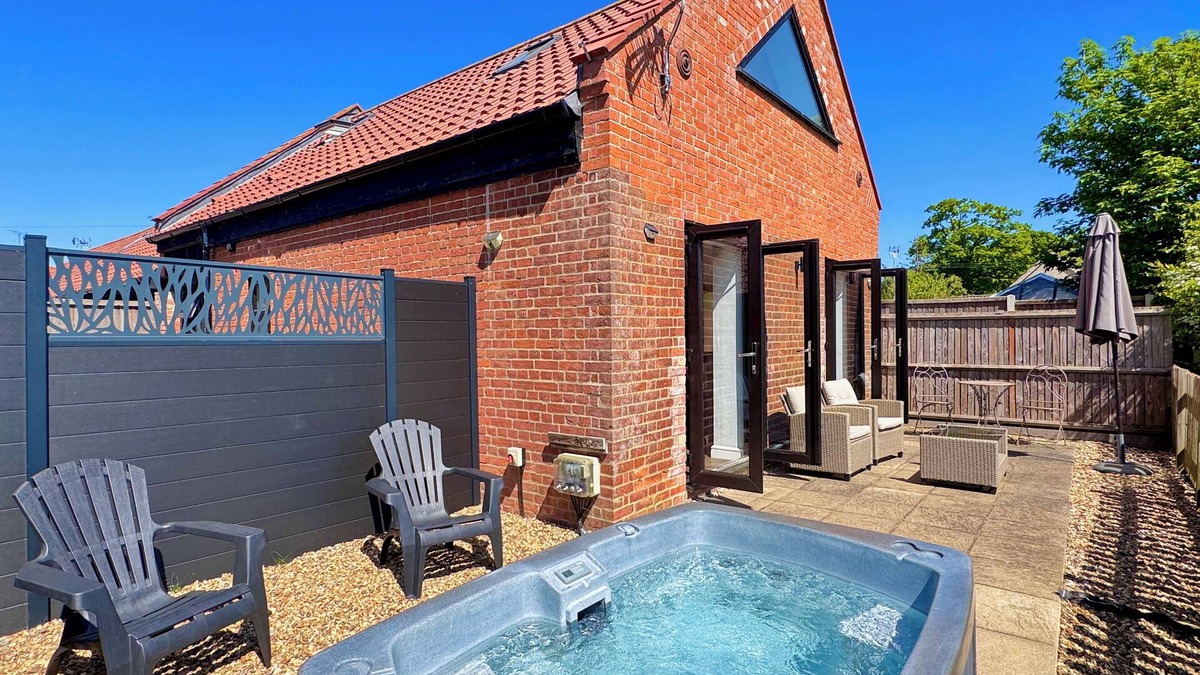 Dilham House | Pet friendly getaway - private hot tub, enclosed garden - countryside views