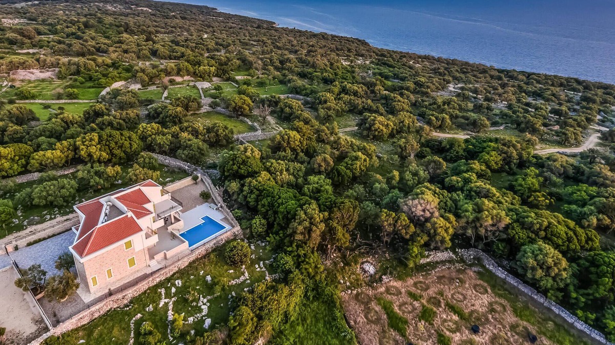 Lun House | Pet friendly home in Lun