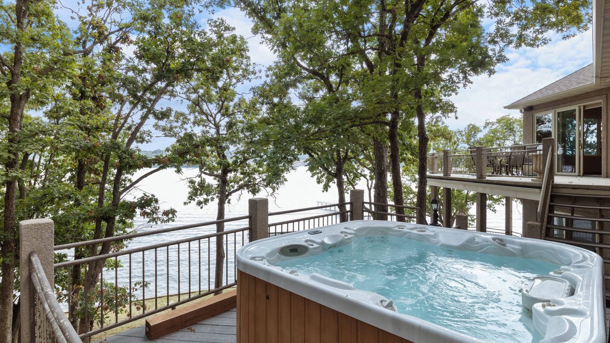 Lake Ozark House | Pet-Friendly Home In The Main Channel w/Breathtaking Sunsets & Lake Views