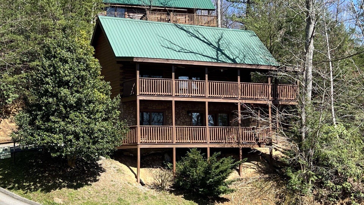 Black Bear Falls Cabin | Pet friendly! Hot tub, Pool, King Beds, Pool table. Only 3 miles to downtown GB!