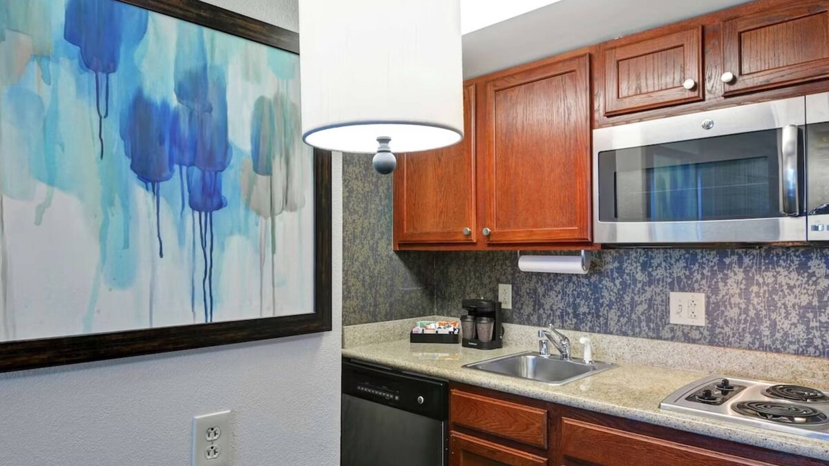 Lexington House | Pet-Friendly Hotel Unit w/Seasonal Pool, BBQ & Free Parking