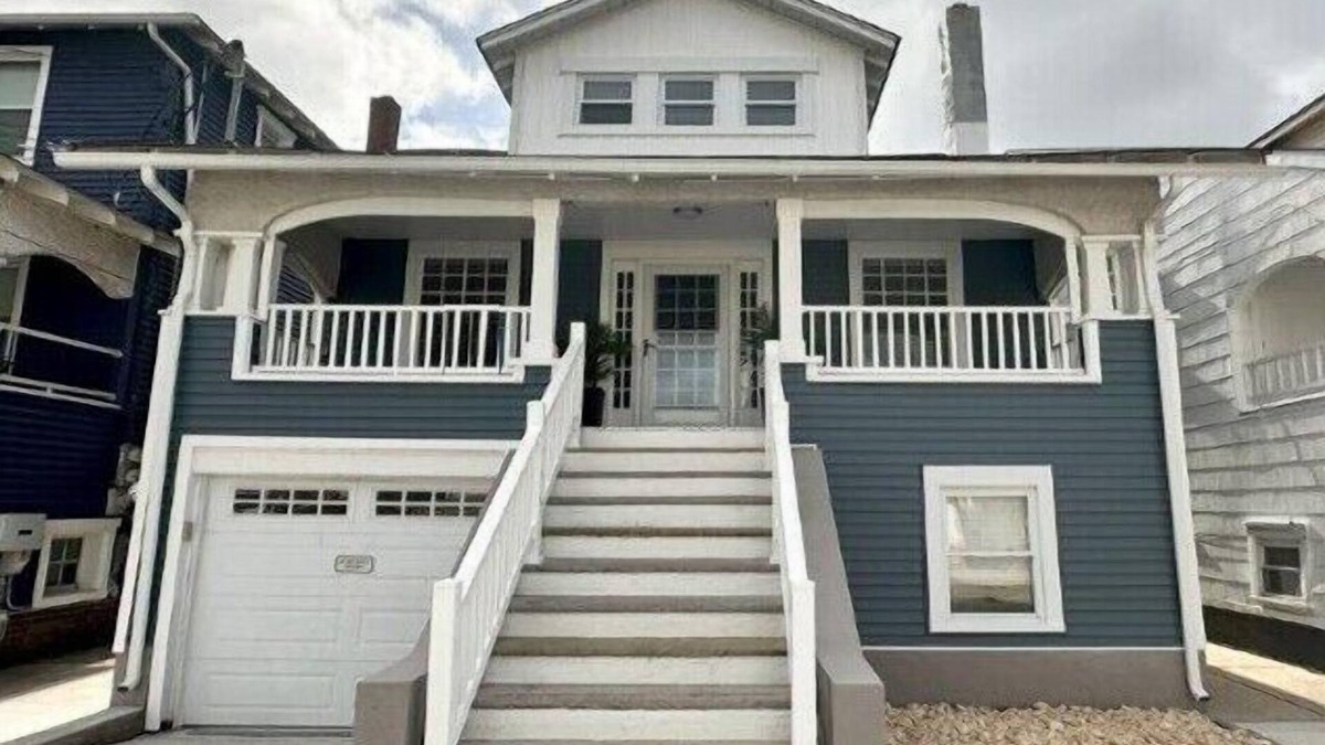 Ventnor City House | Pet Friendly! Huge Family Home! Large house with fenced back area.