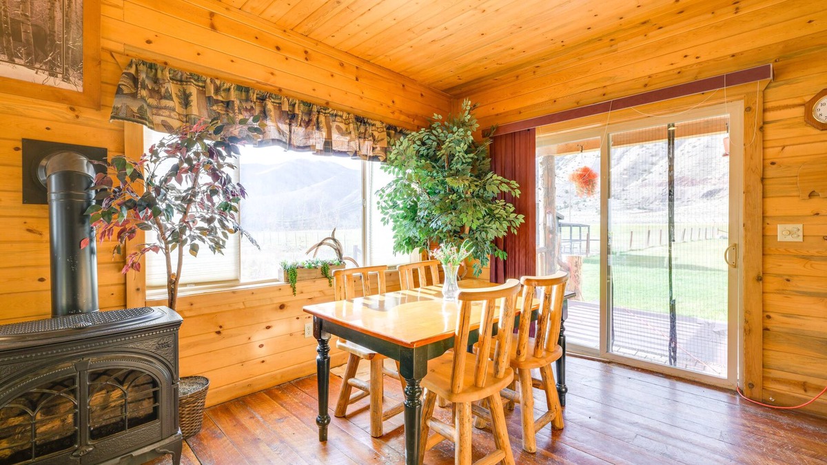 Salmon House | Pet-Friendly Idaho Home on the Salmon River!