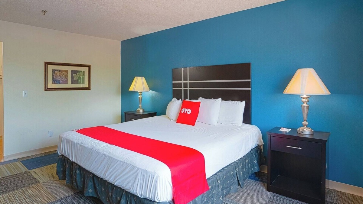 Redwood Falls Hotel | Pet-Friendly King Room for Casino Guests Near Ramsey Park in Redwood Falls