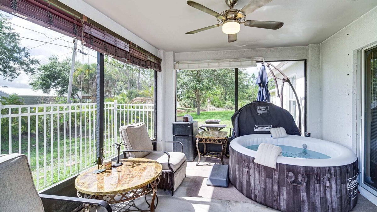 Vero Lake Estates House | Pet Friendly l HotTub l Beach 8 mi l Sebastian 7mi l Bass Fishing nBoating Swim