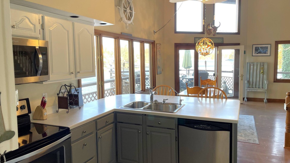 Princes Lakes House | Pet-Friendly Lakeside Cottage with Panoramic Views & Hottub!