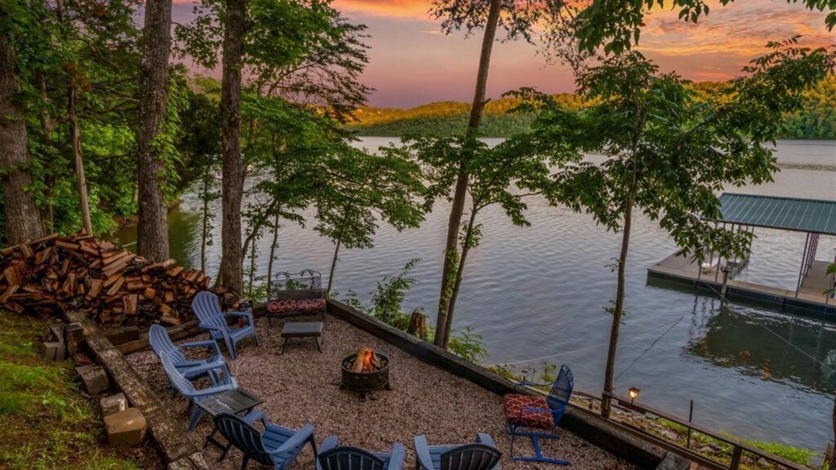 Sharps Chapel House | Pet Friendly. Lakefront firepit. Covered dock. Late summer/fall dates available